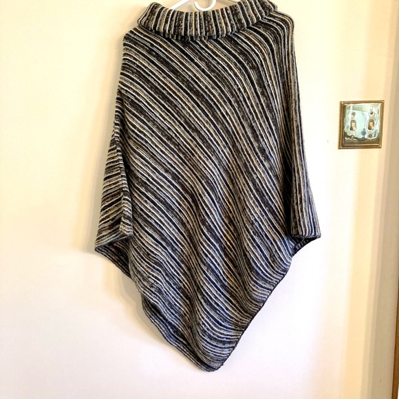 NWT Cejon Poncho - Picture 4 of 8